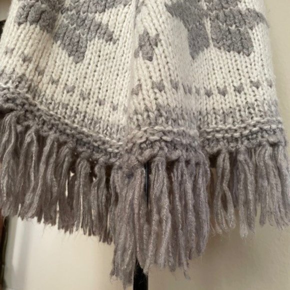 BCBG Maxazria Wool Blend Knit Poncho w Fringe - Picture 4 of 7